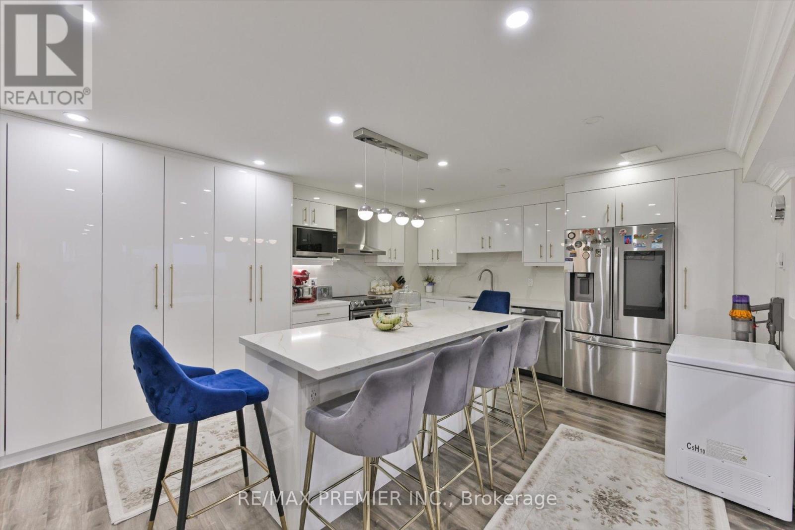 905 - 1 Four Winds Drive, Toronto, Ontario  M3J 2T1 - Photo 3 - W12695764