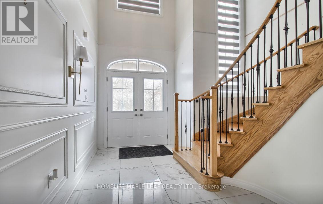 48 Farringdon Crescent, Brampton, Ontario  L7A 0B7 - Photo 2 - W12697340