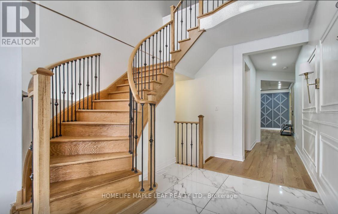 48 Farringdon Crescent, Brampton, Ontario  L7A 0B7 - Photo 3 - W12697340