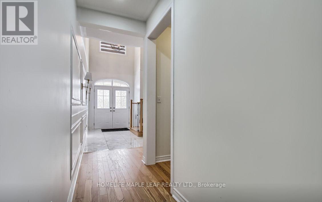 48 Farringdon Crescent, Brampton, Ontario  L7A 0B7 - Photo 4 - W12697340