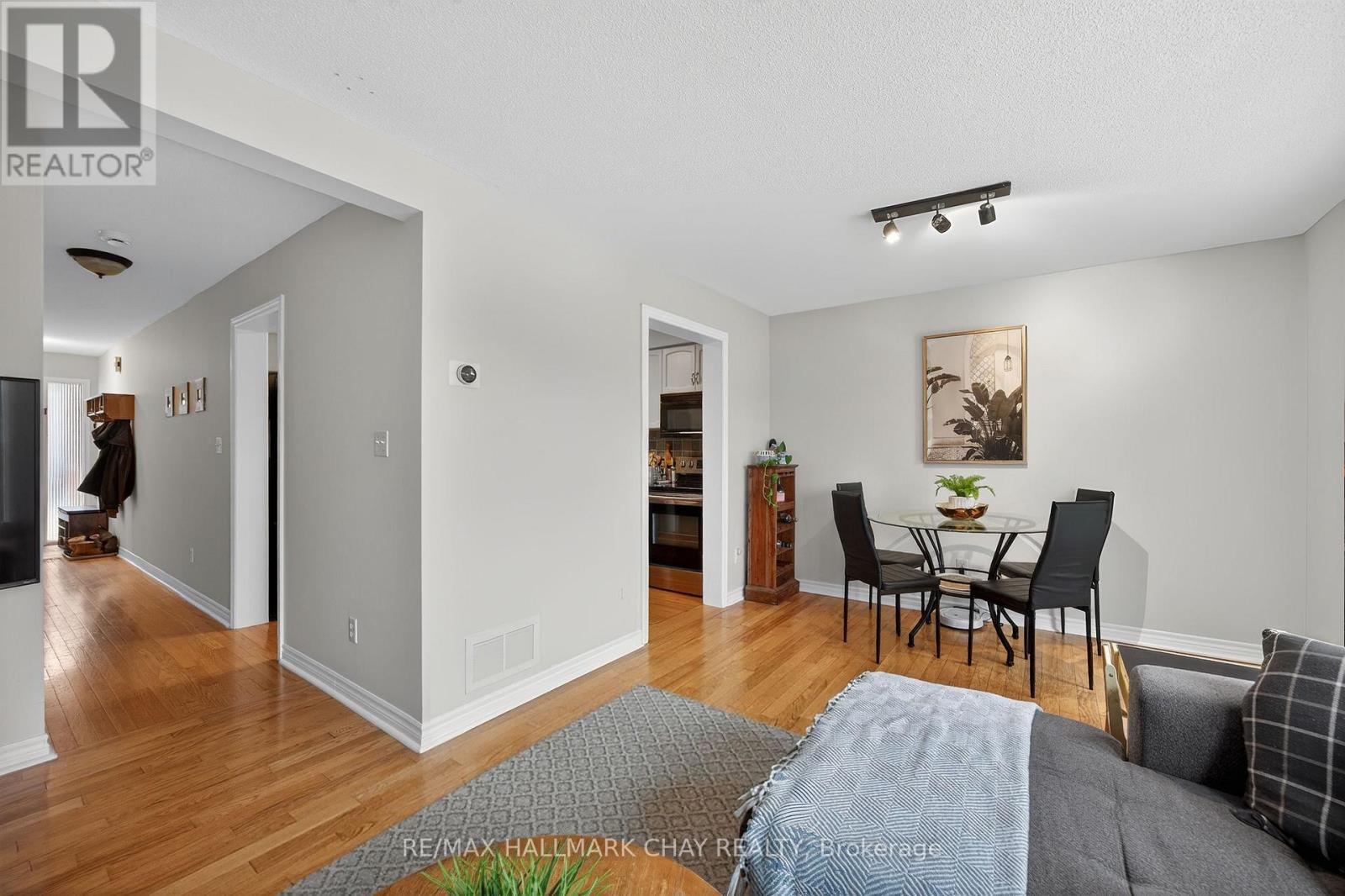 11 Mckinnon Court, Newmarket, Ontario  L3Y 8L6 - Photo 6 - N12697432