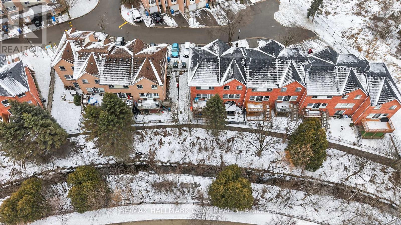 11 Mckinnon Court, Newmarket, Ontario  L3Y 8L6 - Photo 2 - N12697432