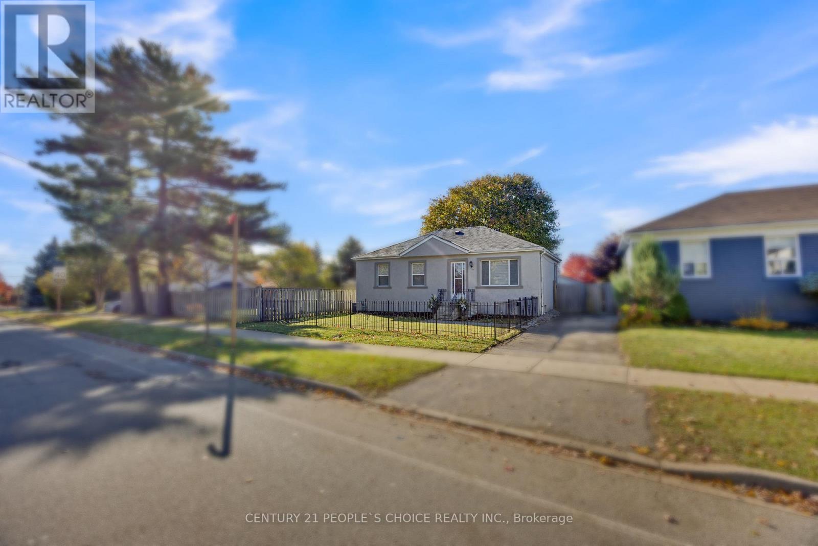 1268 Northaven Drive N, Mississauga, Ontario  L5G 4E7 - Photo 2 - W12696652