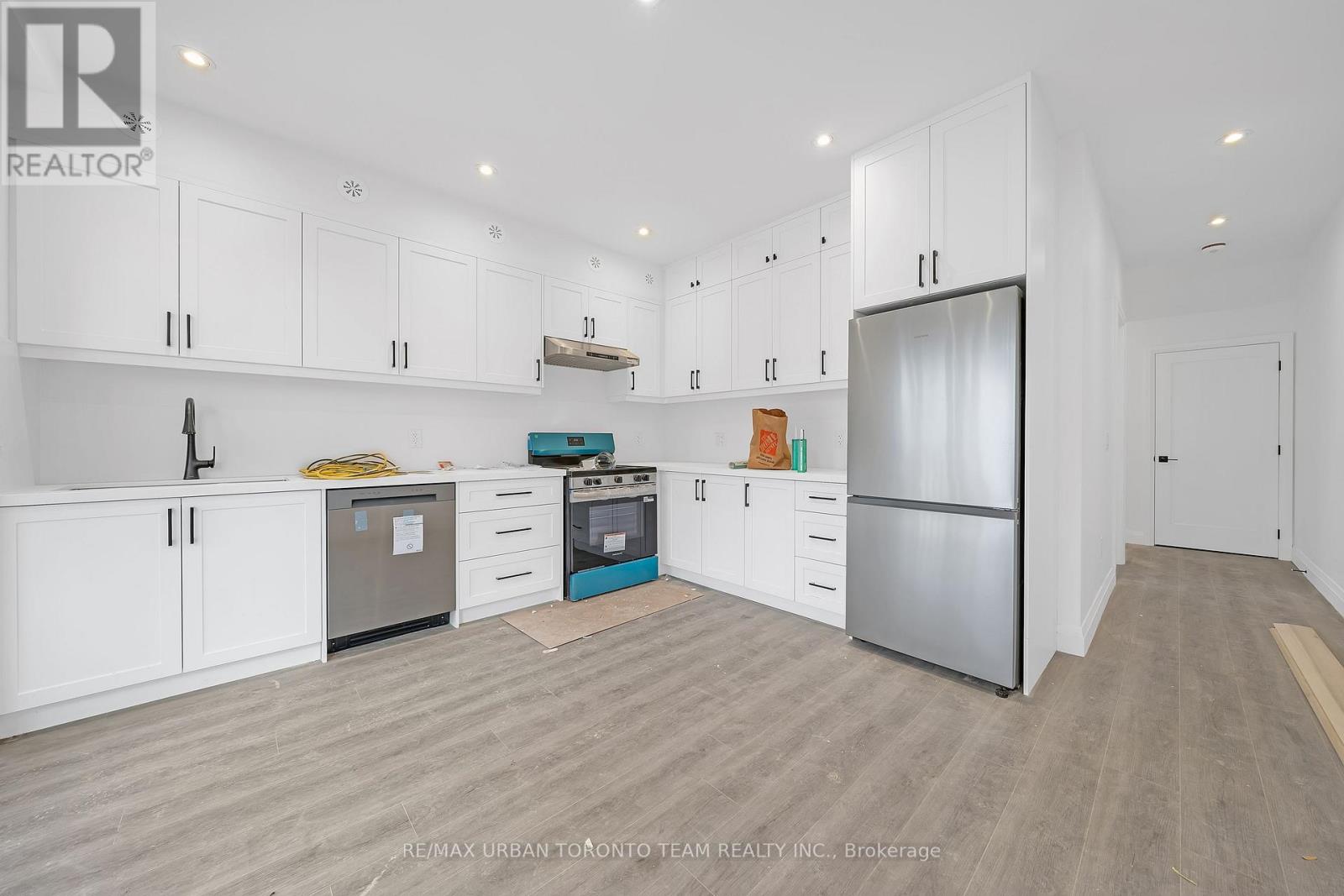 Main - 474 Montrose Avenue, Toronto, Ontario  M6G 3H1 - Photo 3 - C12590930