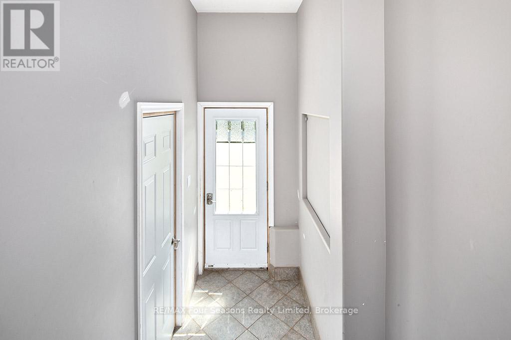 98 George Street, Clearview (Creemore), Ontario  L0M 1G0 - Photo 10 - S12697548