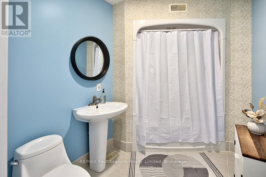 98 George Street, Clearview (Creemore), Ontario  L0M 1G0 - Photo 8 - S12697548