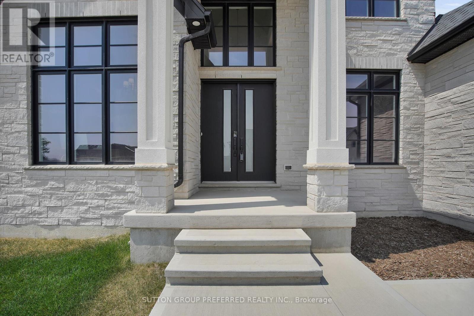 868 Eagletrace Drive, London North, Ontario  N6G 3X9 - Photo 3 - X12697540