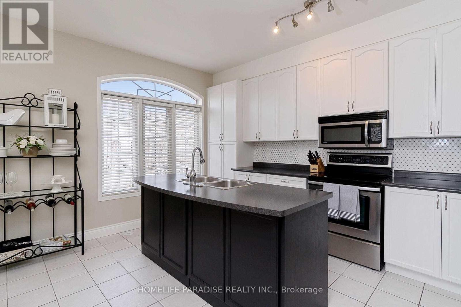 2368 Sutton Drive, Burlington, Ontario  L7L 6Y5 - Photo 4 - W12693974