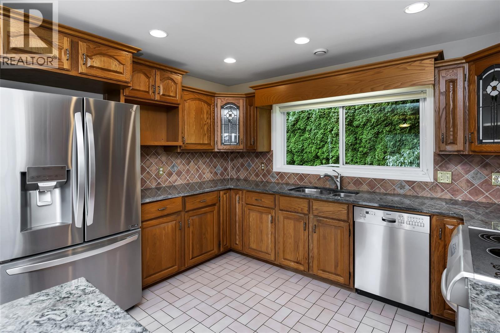 4335 Emily Carr Dr, Saanich, British Columbia  V8X 5E4 - Photo 33 - 1023256