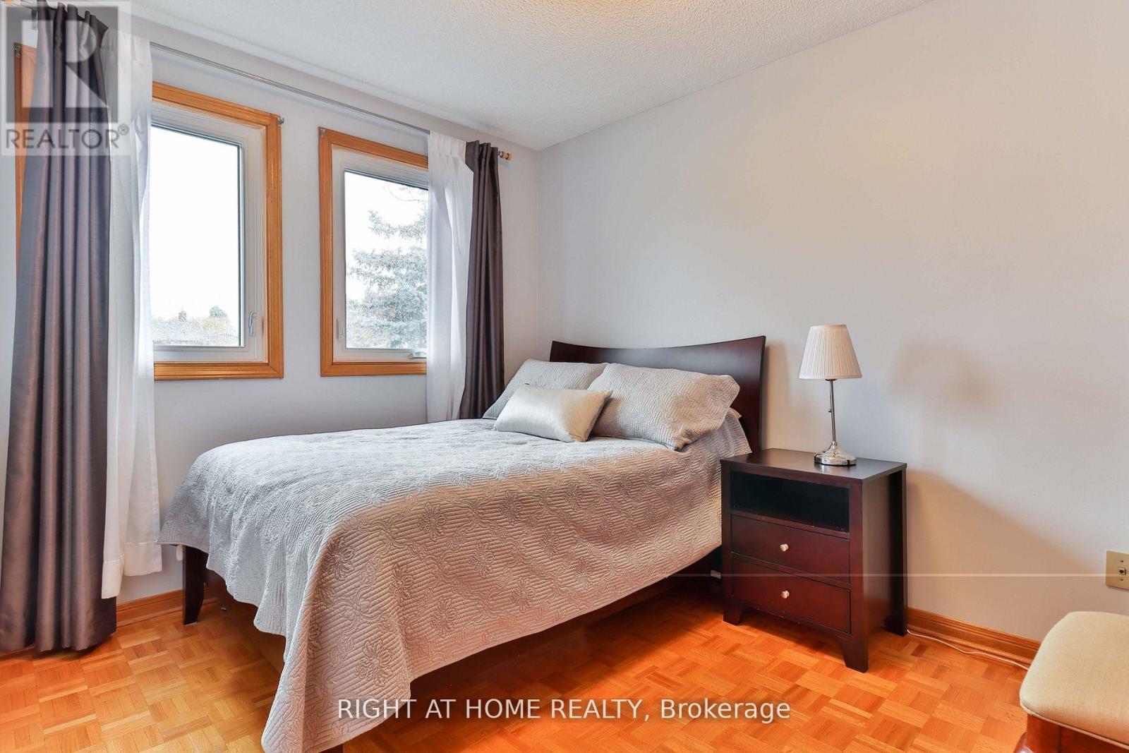 1433 Bough Beeches Boulevard, Mississauga, Ontario  L4W 3B4 - Photo 10 - W12646658