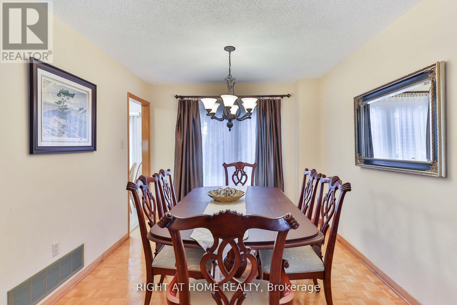 1433 Bough Beeches Boulevard, Mississauga, Ontario  L4W 3B4 - Photo 19 - W12646658