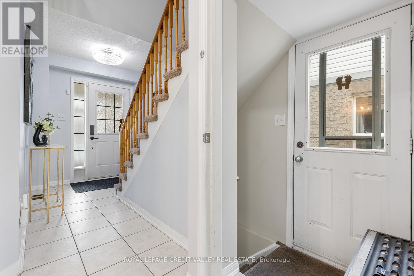 84 Whiteface Crescent, Brampton, Ontario  L6X 4X3 - Photo 5 - W12697674