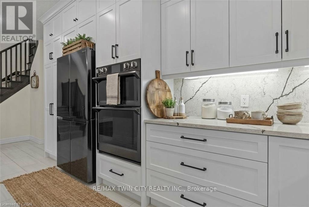 352 Chokecherry Crescent, Waterloo, Ontario  N2V 0H1 - Photo 4 - X12697664