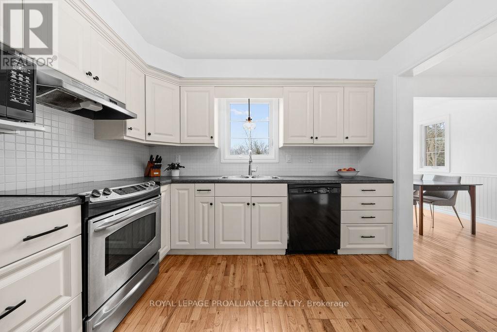 29 Sherwood Crescent, Belleville (Belleville Ward), Ontario  K8P 5G2 - Photo 11 - X12697742