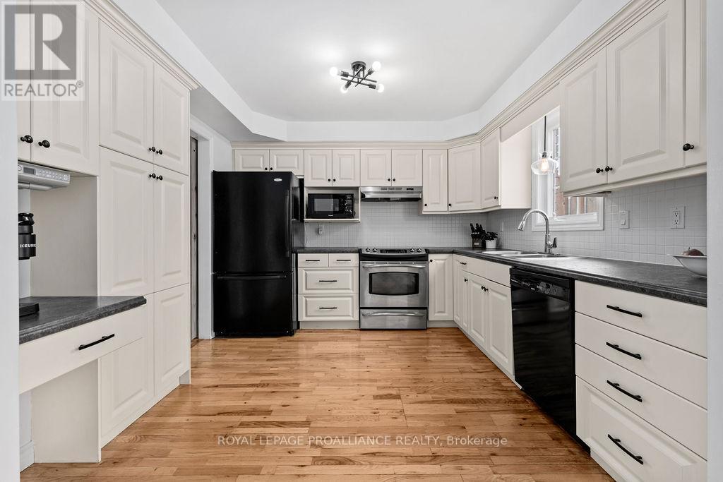 29 Sherwood Crescent, Belleville (Belleville Ward), Ontario  K8P 5G2 - Photo 13 - X12697742