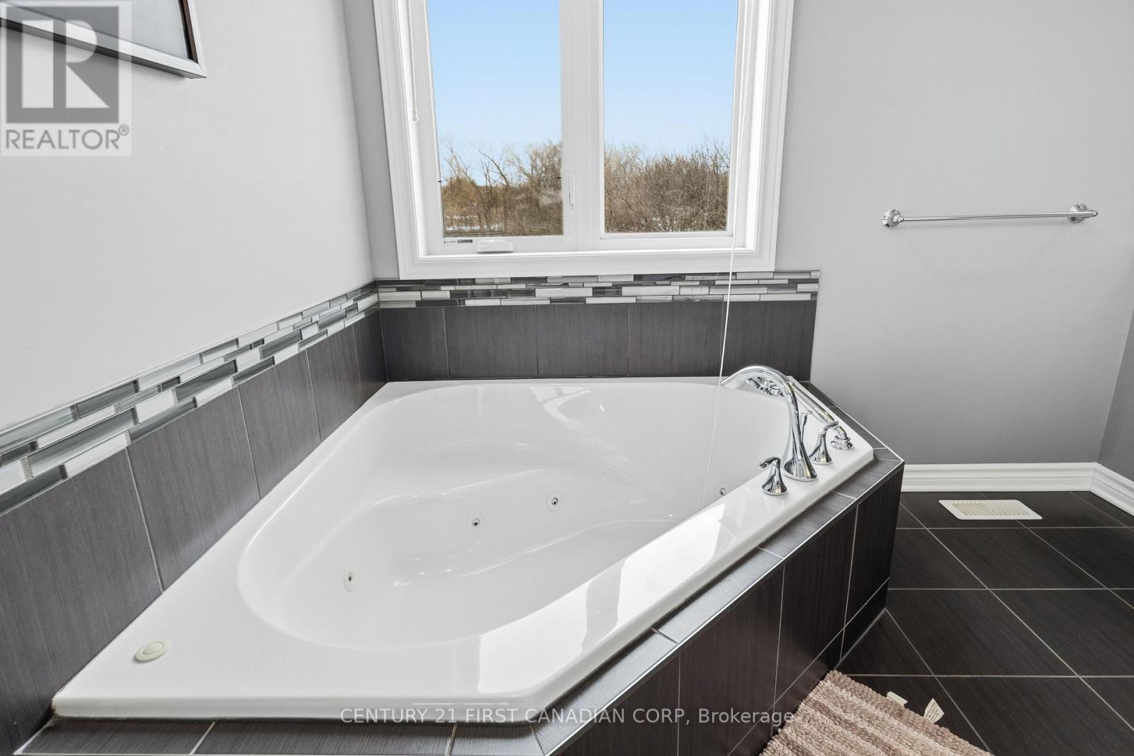 209 Campanale Way, Lucan Biddulph, Ontario  N0M 2J0 - Photo 40 - X12697692