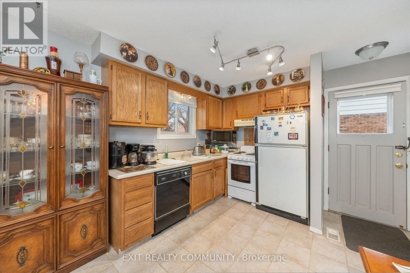 651 Roger Street, Sarnia, Ontario  N7S 4A5 - Photo 8 - X12697712