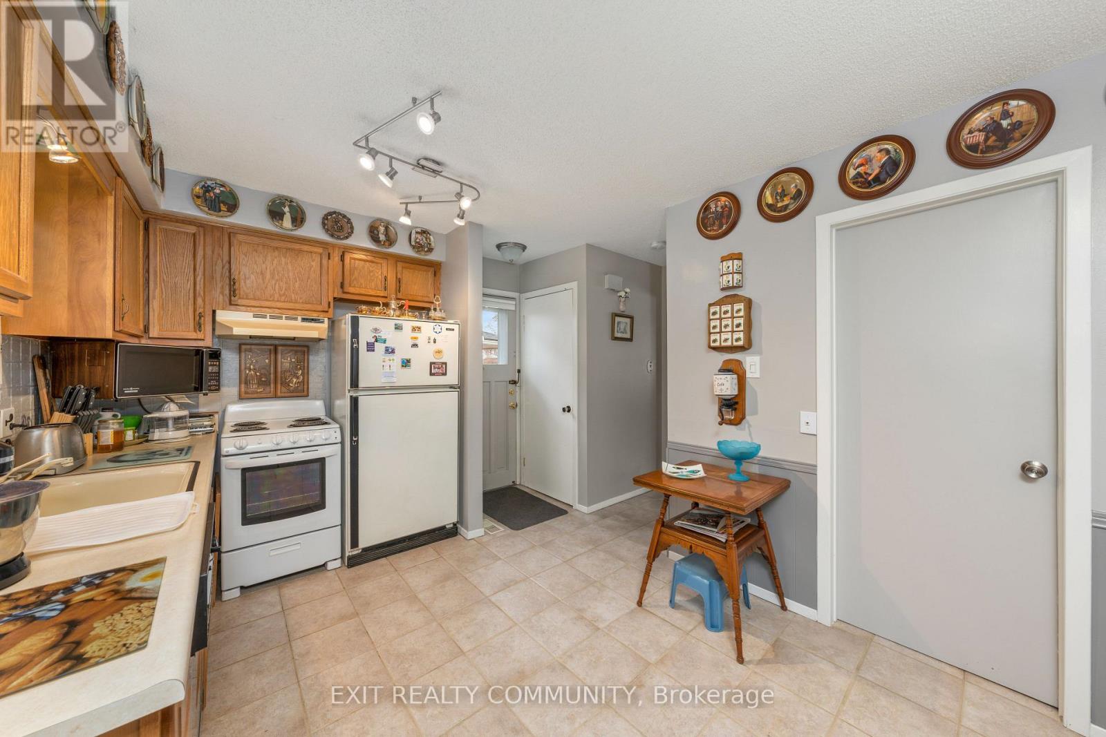 651 Roger Street, Sarnia, Ontario  N7S 4A5 - Photo 9 - X12697712