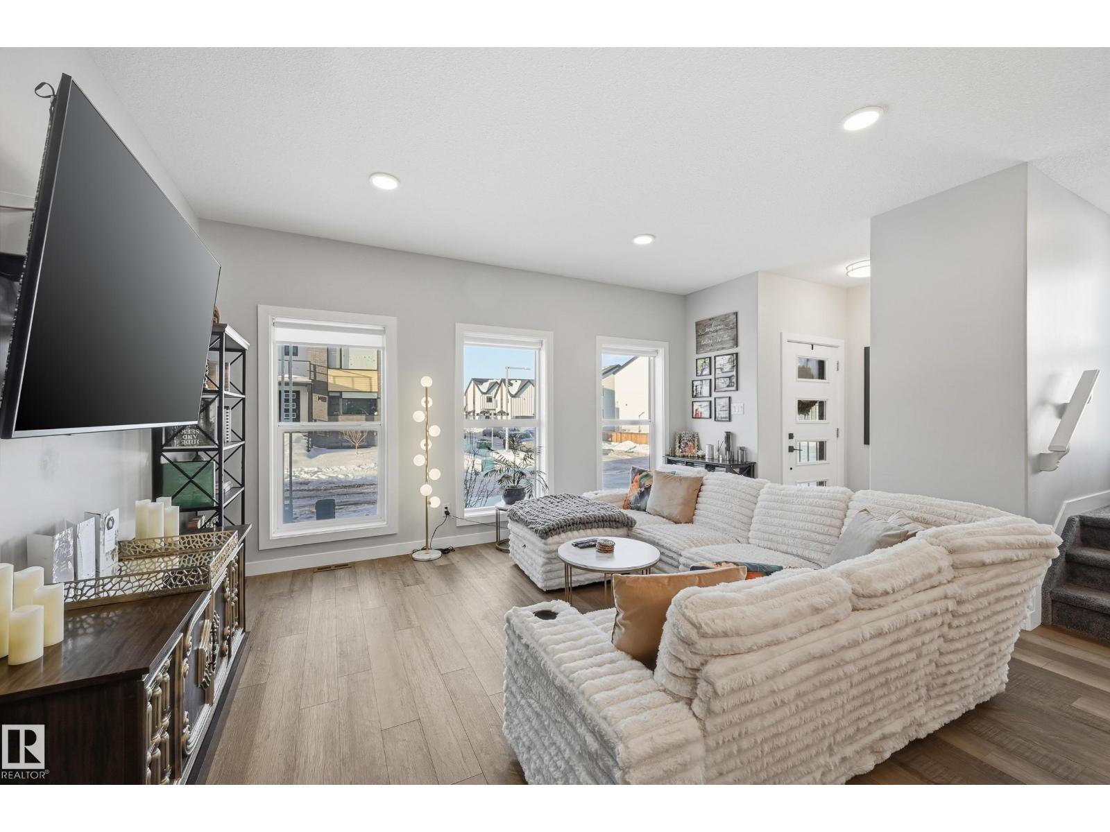 7803 Yorke Rd Nw, Edmonton, Alberta  T5G 2R6 - Photo 6 - E4470048