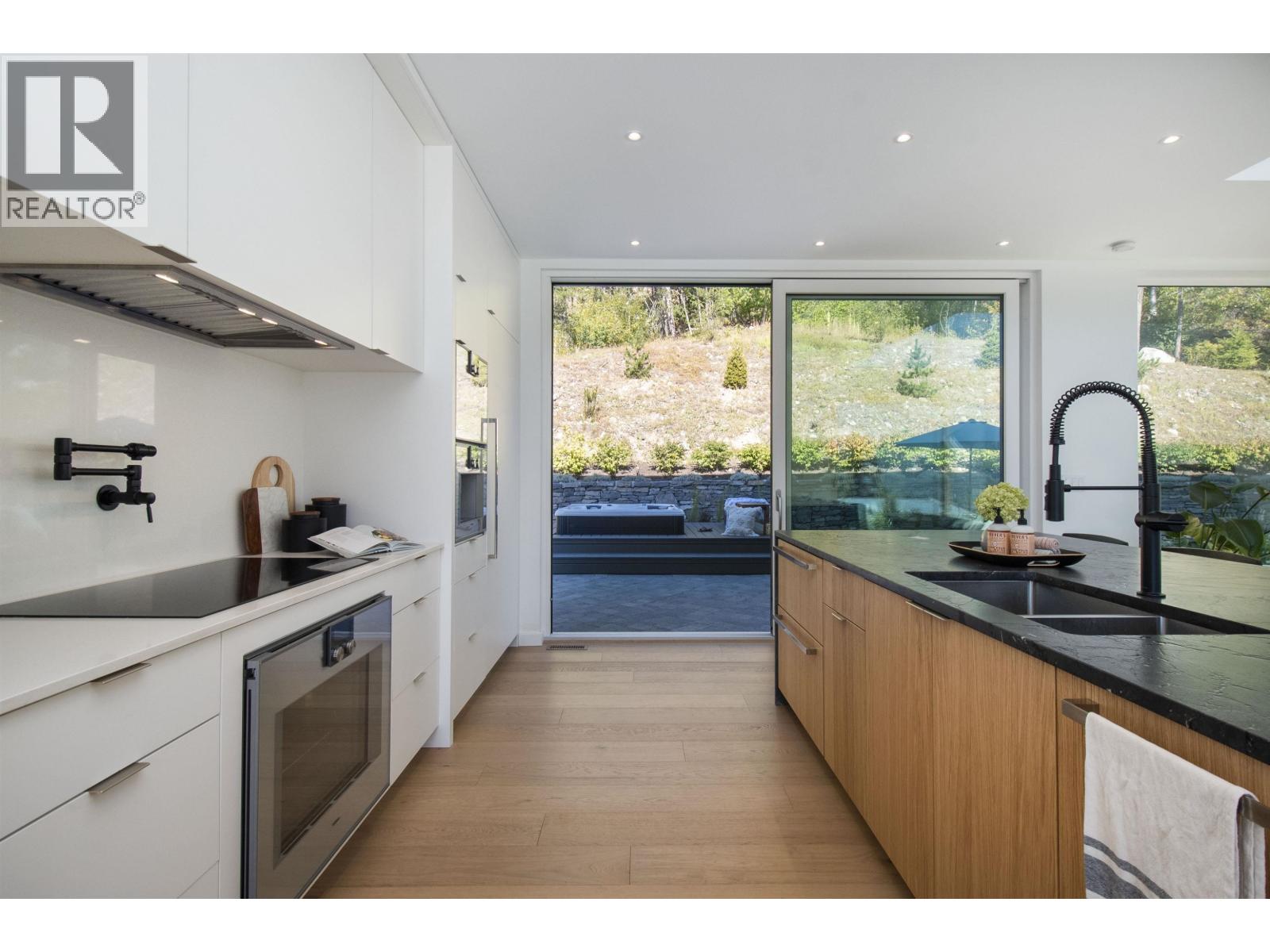 1704 Sugarloaf Place, Pemberton, British Columbia  V0N 2L3 - Photo 11 - R3079740