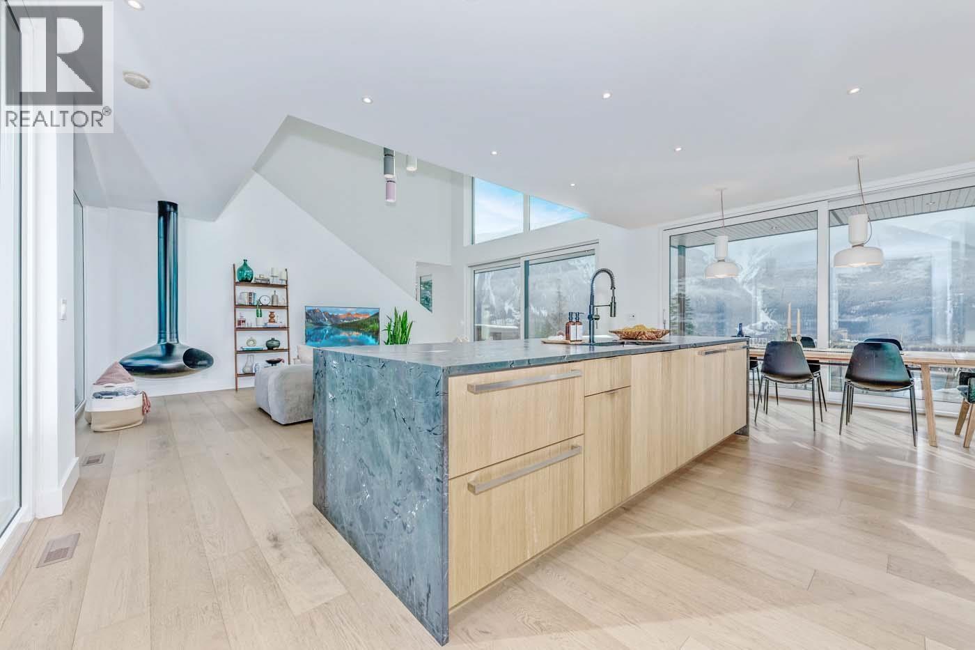 1704 Sugarloaf Place, Pemberton, British Columbia  V0N 2L3 - Photo 4 - R3079740