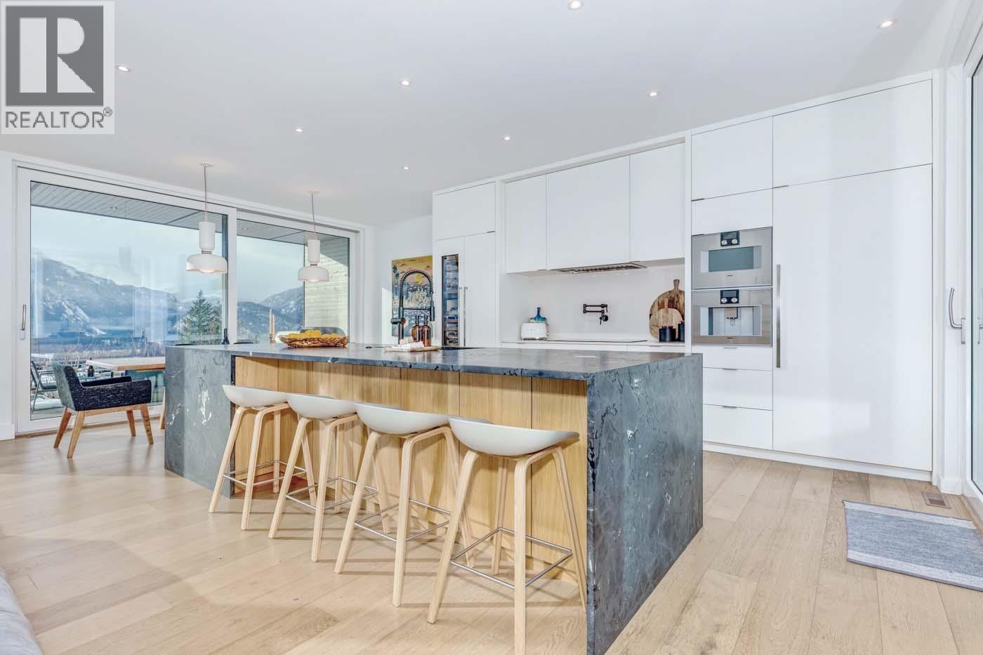 1704 Sugarloaf Place, Pemberton, British Columbia  V0N 2L3 - Photo 5 - R3079740