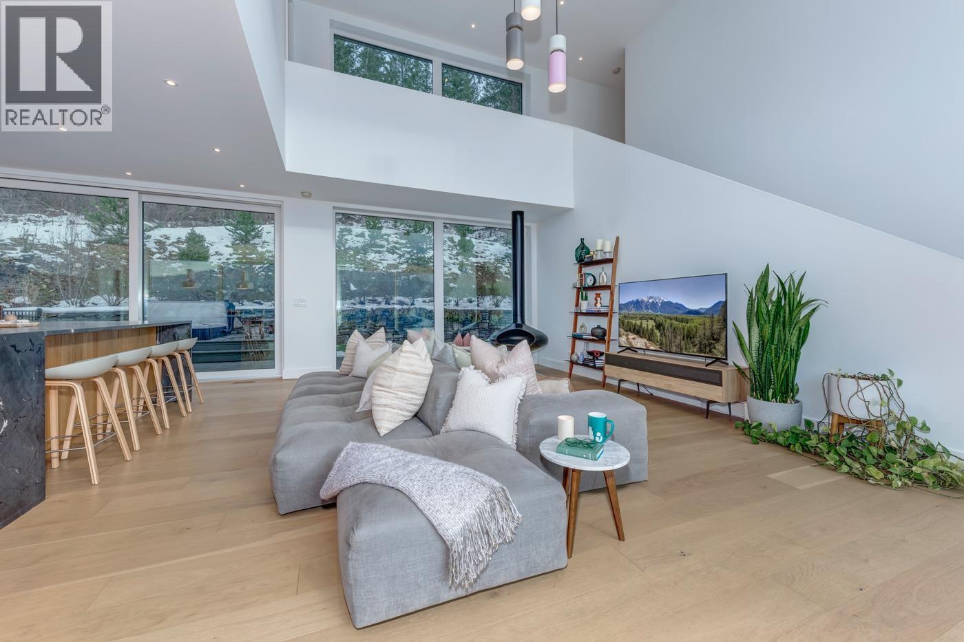 1704 Sugarloaf Place, Pemberton, British Columbia  V0N 2L3 - Photo 7 - R3079740