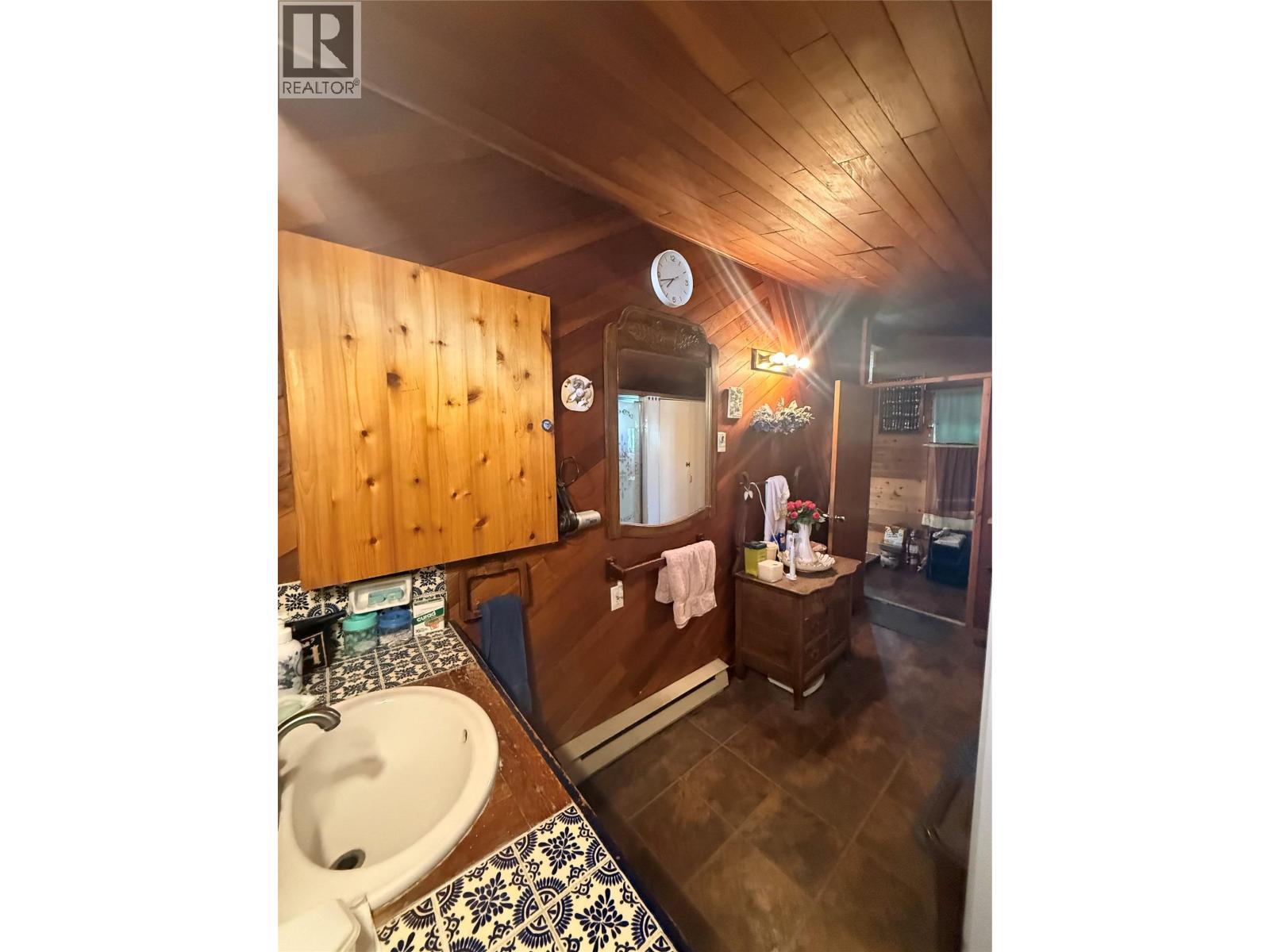 5861 33 Highway, Beaverdell, British Columbia  V0H 1A0 - Photo 12 - 10371100