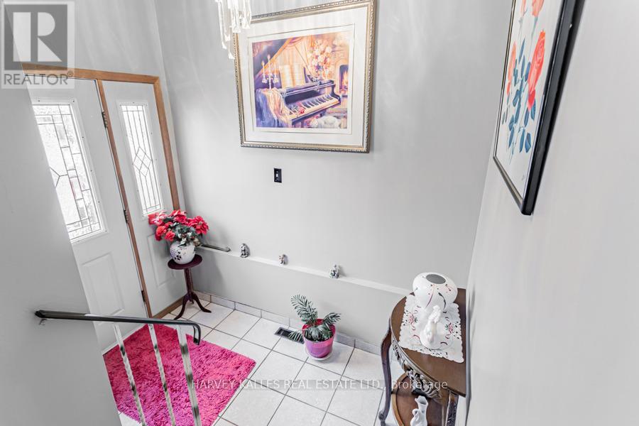 33 Tolton Drive S, Brampton, Ontario  L6V 2P9 - Photo 2 - W12697772