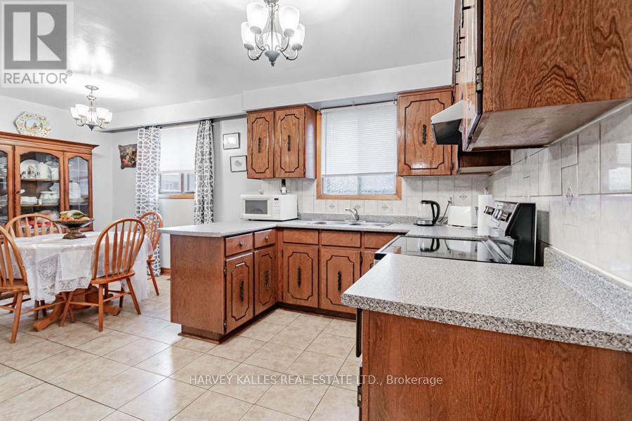 33 Tolton Drive S, Brampton, Ontario  L6V 2P9 - Photo 3 - W12697772