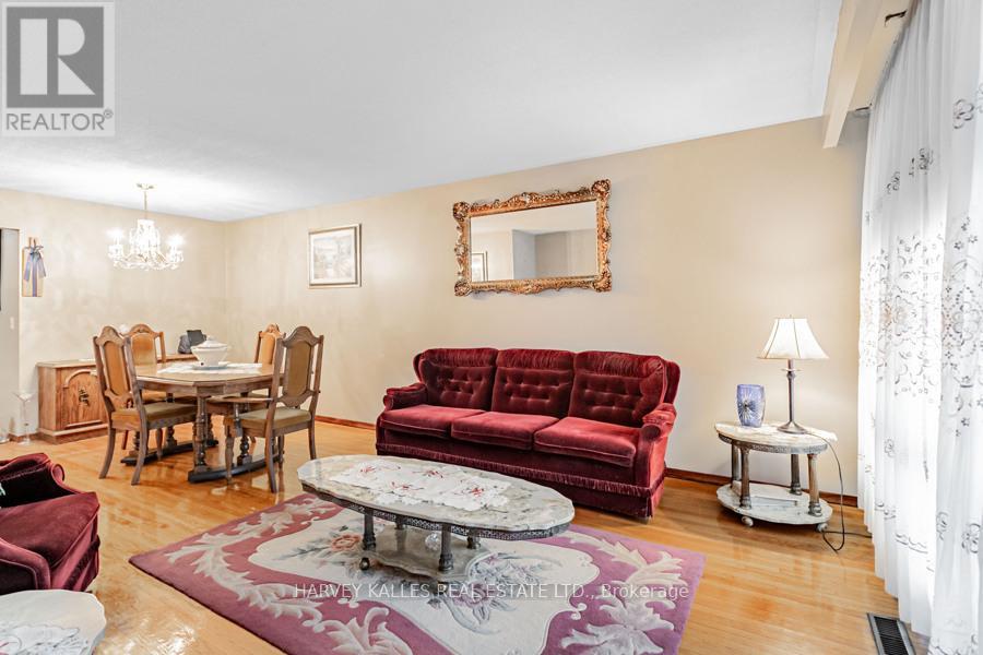 33 Tolton Drive S, Brampton, Ontario  L6V 2P9 - Photo 6 - W12697772