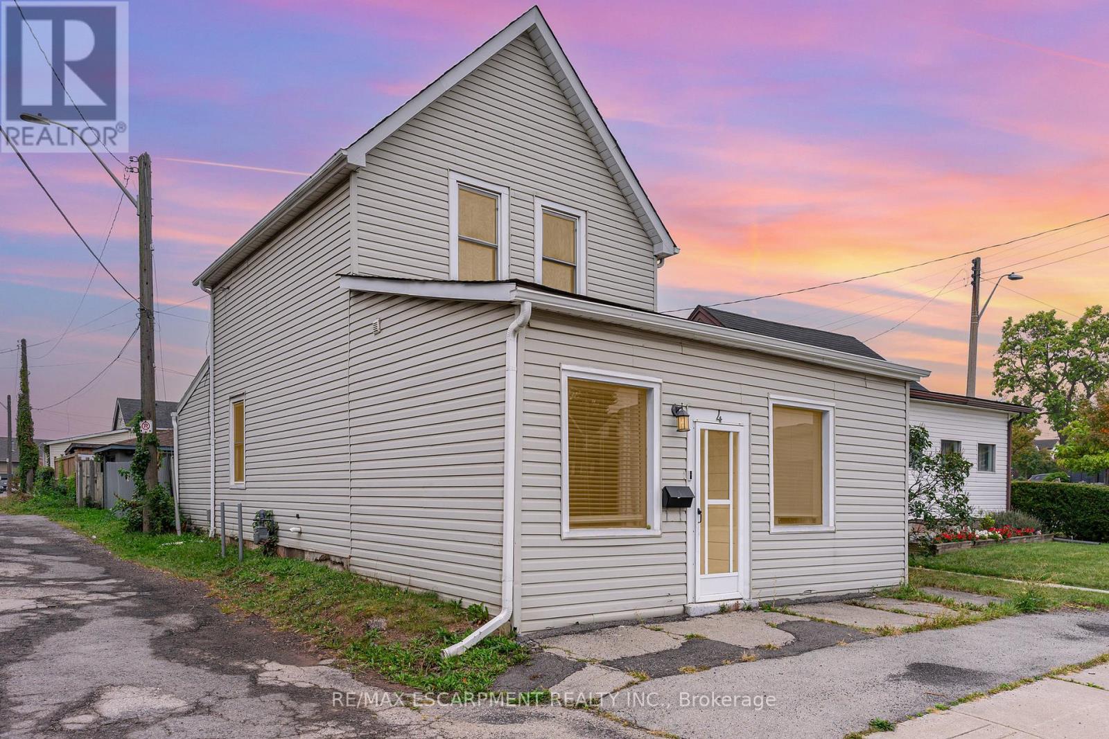 4 ROBINS AVENUE, Hamilton, Ontario