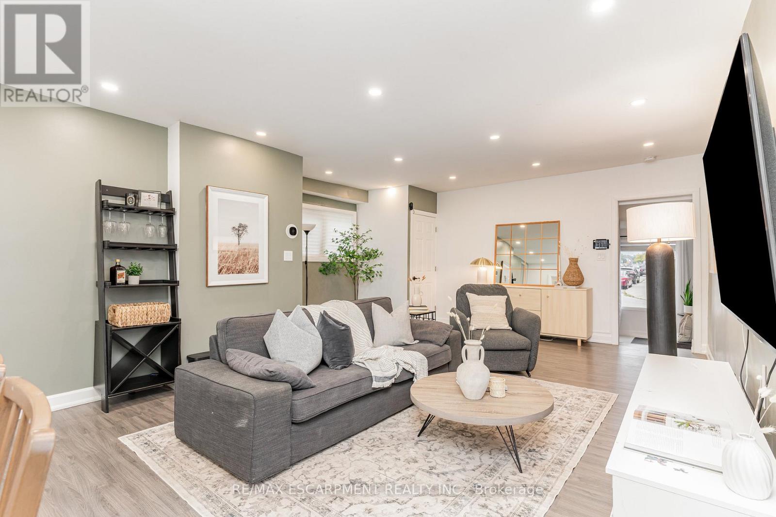 4 Robins Avenue, Hamilton, Ontario  L8H 4M6 - Photo 3 - X12697798