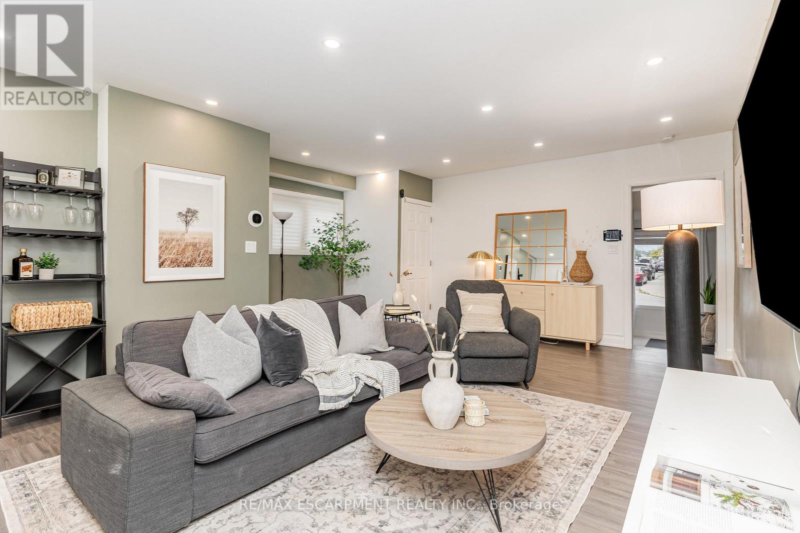 4 Robins Avenue, Hamilton, Ontario  L8H 4M6 - Photo 5 - X12697798