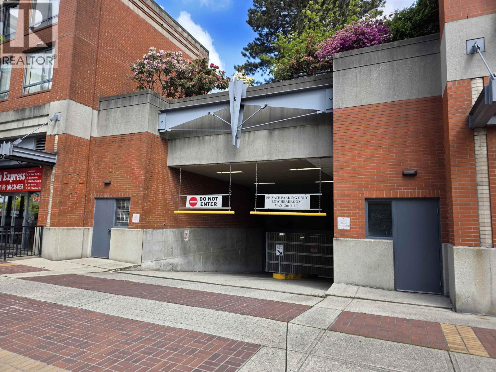 1233 PACIFIC BOULEVARD, Vancouver, British Columbia