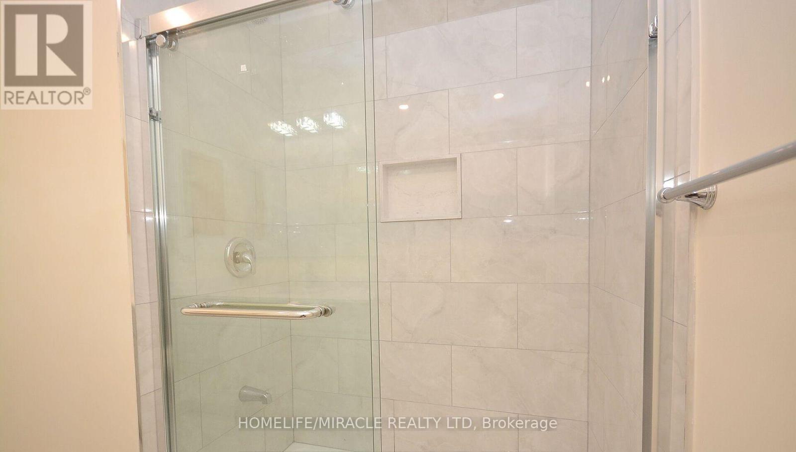 Upper - 833 Mays Crescent, Mississauga, Ontario  L5V 2G6 - Photo 16 - W12689804