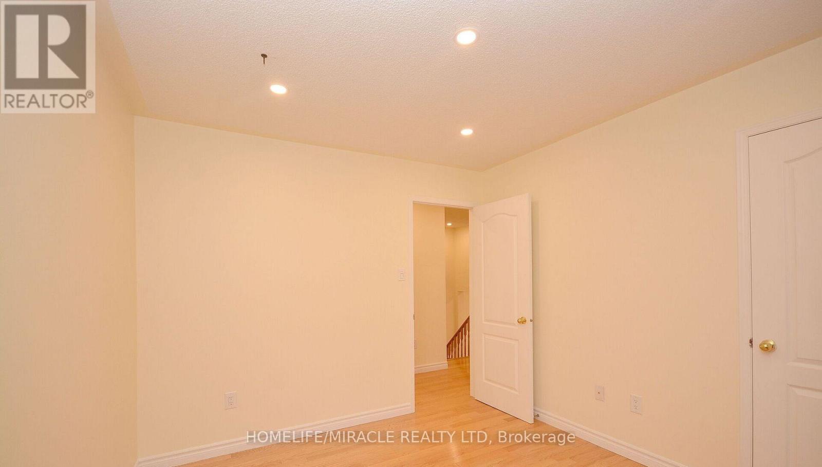 Upper - 833 Mays Crescent, Mississauga, Ontario  L5V 2G6 - Photo 17 - W12689804