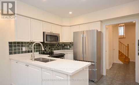Upper - 833 Mays Crescent, Mississauga, Ontario  L5V 2G6 - Photo 8 - W12689804