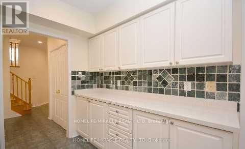 Upper - 833 Mays Crescent, Mississauga, Ontario  L5V 2G6 - Photo 9 - W12689804