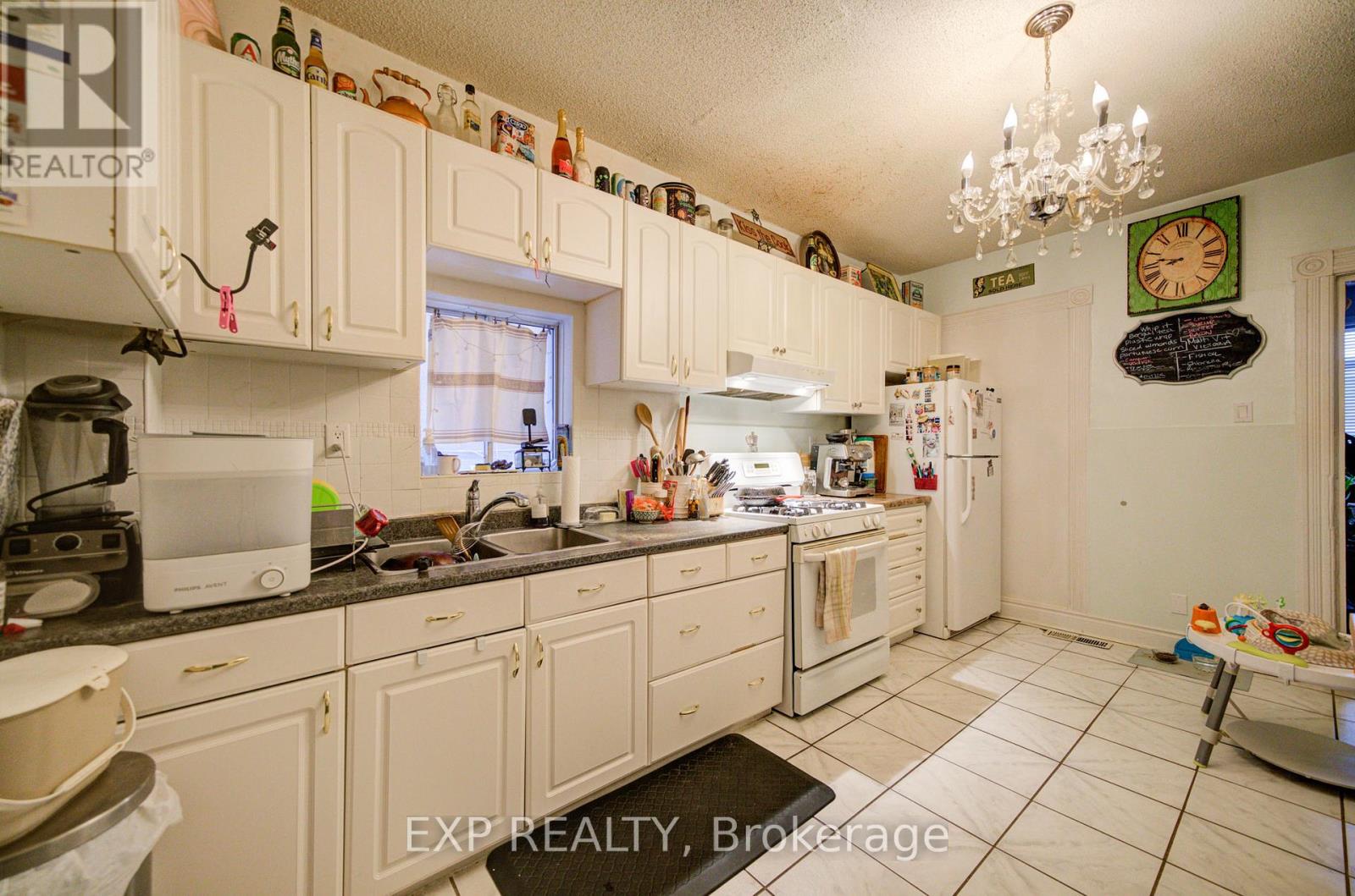 80 Uxbridge Avenue, Toronto, Ontario  M6N 2Y2 - Photo 9 - W12681684