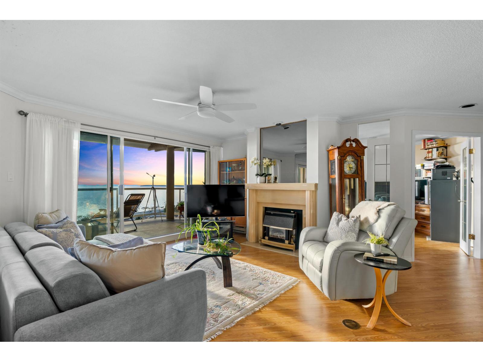 Listing Picture 2 of 28 : 402 15025 VICTORIA AVENUE, White Rock - 魯藝地產 Yvonne Lu Group - MLS Medallion Club Member