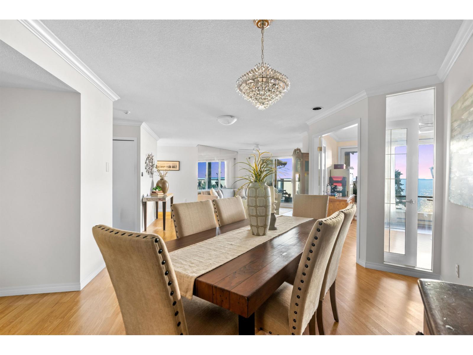 Listing Picture 7 of 28 : 402 15025 VICTORIA AVENUE, White Rock - 魯藝地產 Yvonne Lu Group - MLS Medallion Club Member