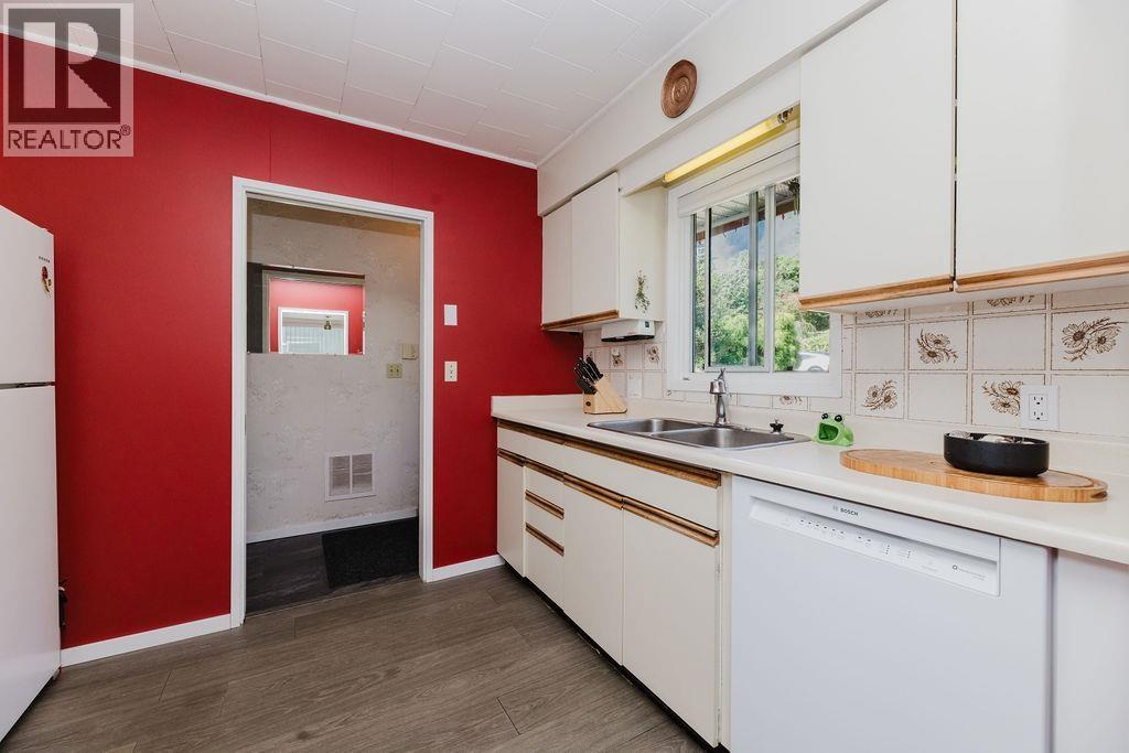 614 Glen Road, Gibsons, British Columbia V0N 1V9 - Photo 11 - R3079779