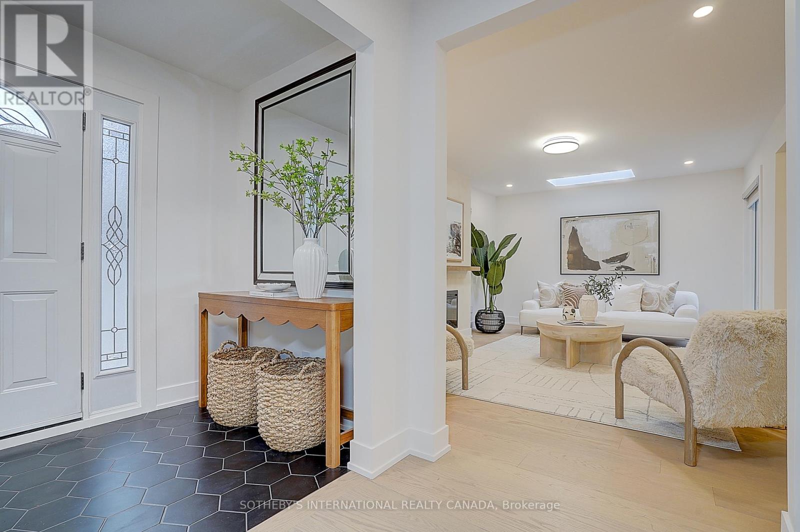 4 Dersingham Crescent, Markham, Ontario  L3T 4E7 - Photo 4 - N12698026