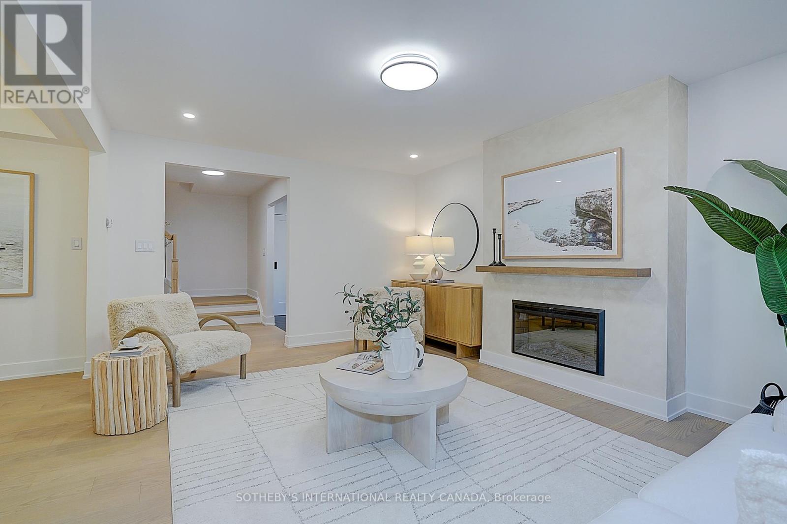 4 Dersingham Crescent, Markham, Ontario  L3T 4E7 - Photo 8 - N12698026