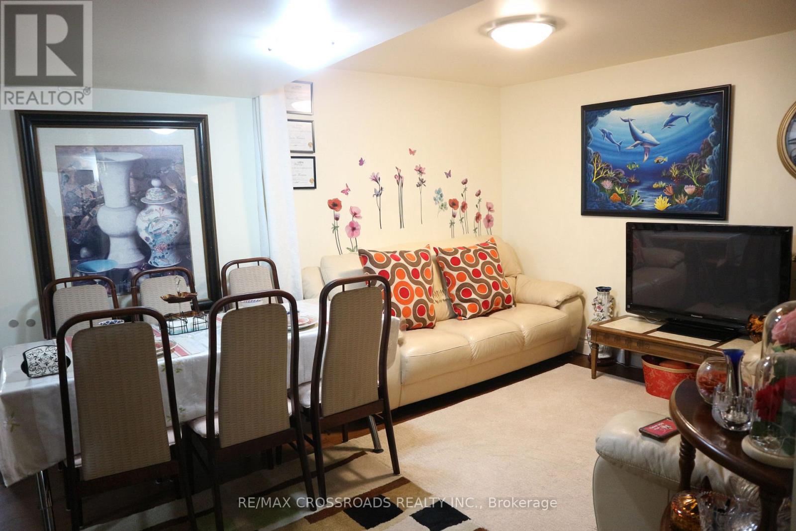 B2 - 11 Bankfield Drive, Toronto, Ontario  M9V 2P5 - Photo 4 - W12698006