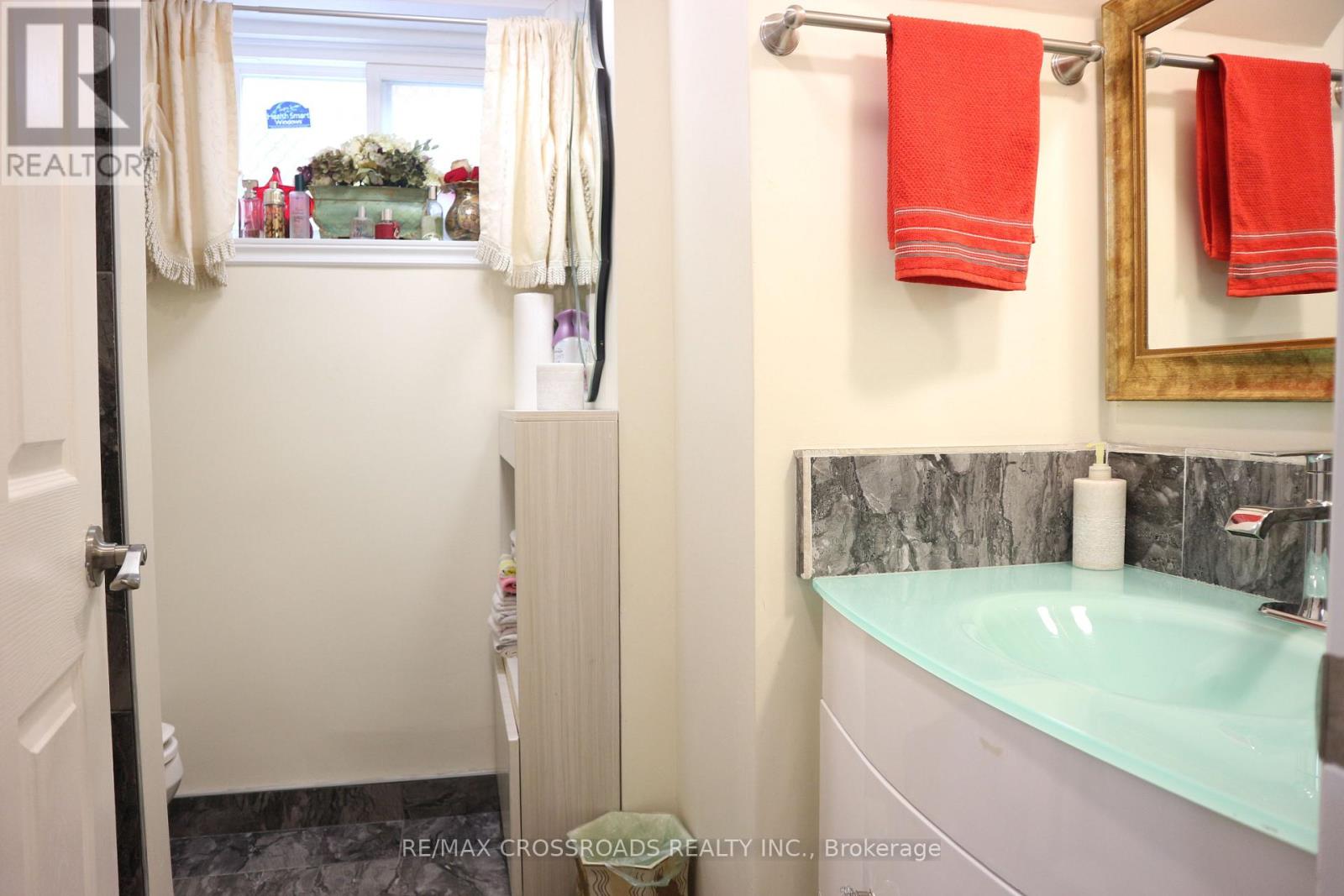 B2 - 11 Bankfield Drive, Toronto, Ontario  M9V 2P5 - Photo 9 - W12698006