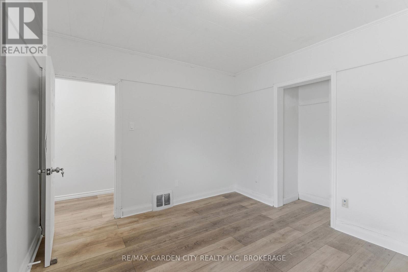 Upper - 25 Pelham Road, St. Catharines (Western Hill), Ontario  L2S 1R1 - Photo 10 - X12698080