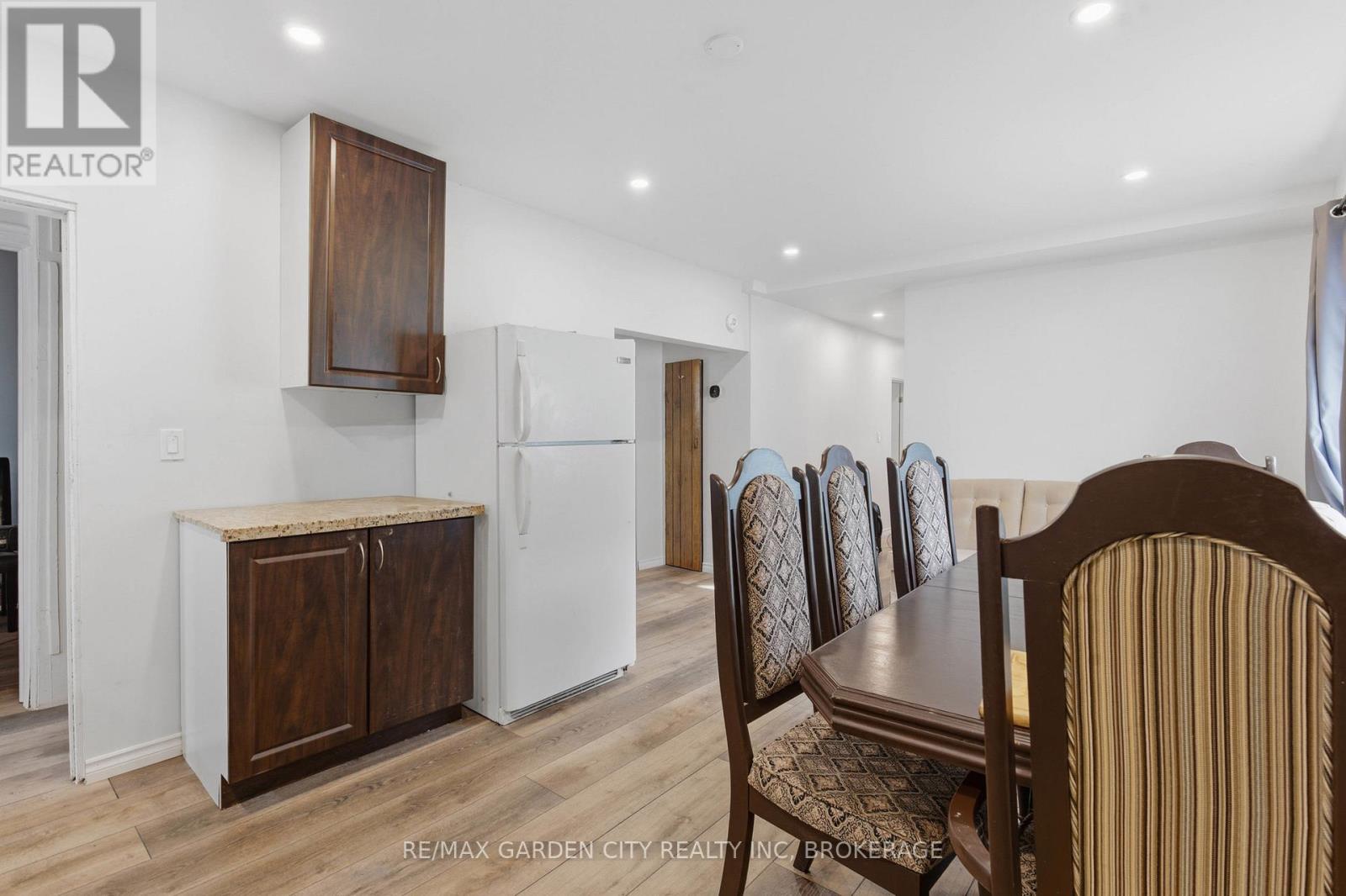 Upper - 25 Pelham Road, St. Catharines (Western Hill), Ontario  L2S 1R1 - Photo 13 - X12698080