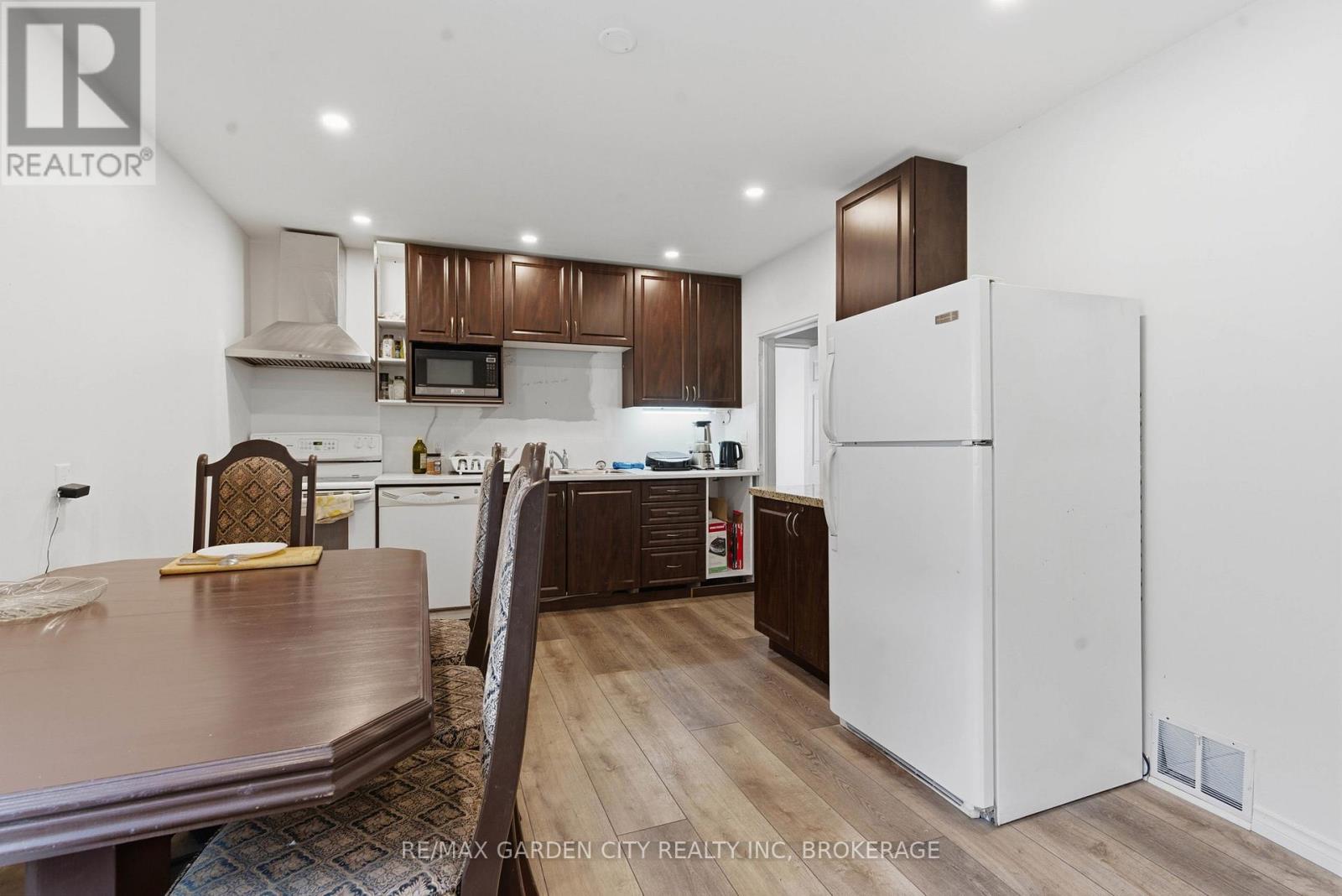 Upper - 25 Pelham Road, St. Catharines (Western Hill), Ontario  L2S 1R1 - Photo 14 - X12698080